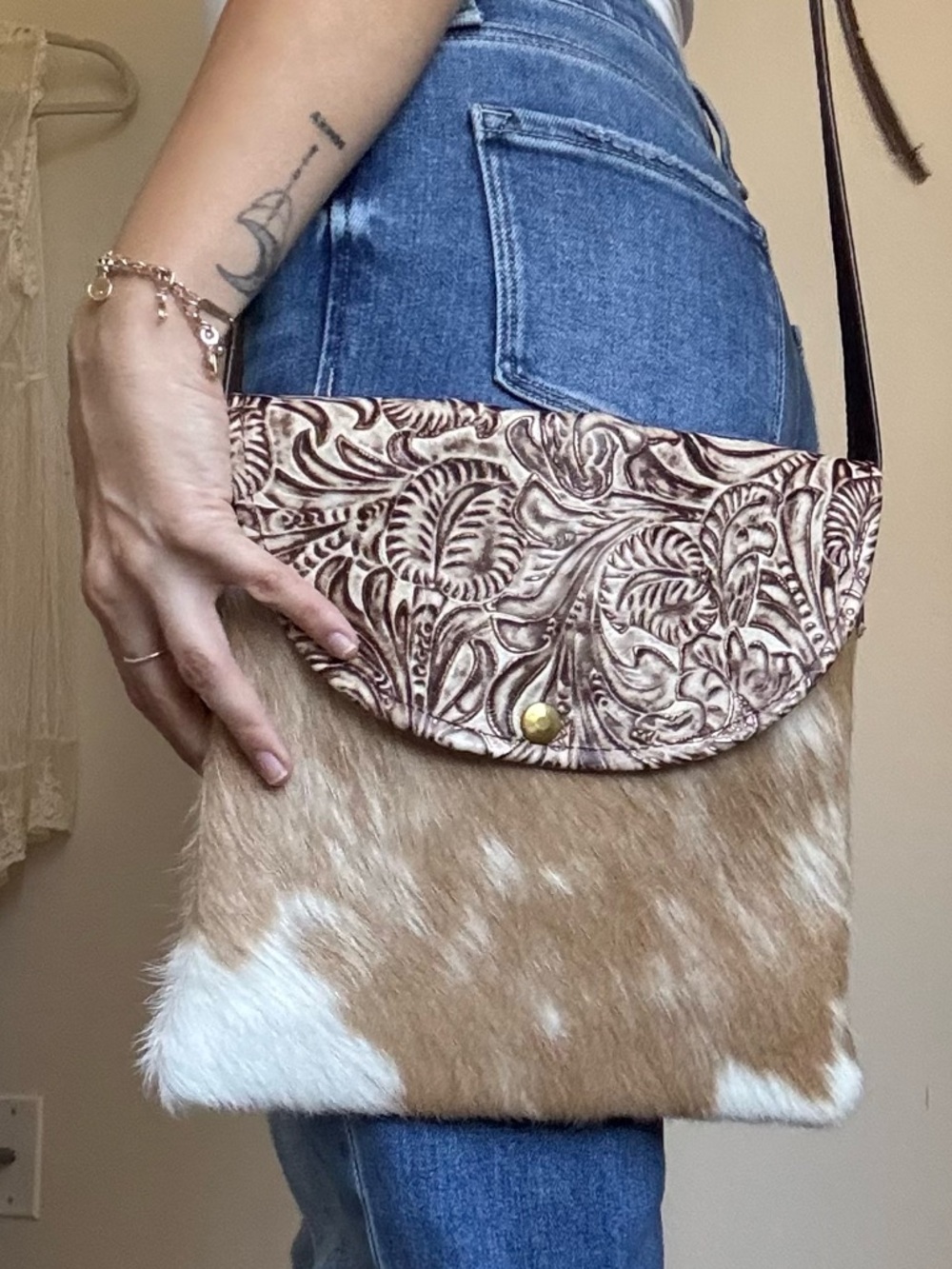 Handcrafted Brown and Cream Cowhide Crossbody Bag with Tooled Leather Flap - Picture 4 of 5